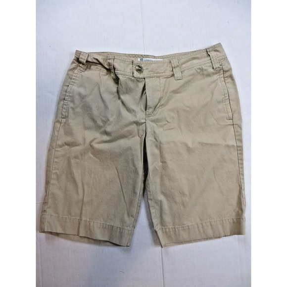 GAP Pants - Womans Gap‎ Favorite Khaki Bermuda Shorts Size 6  Waist 32